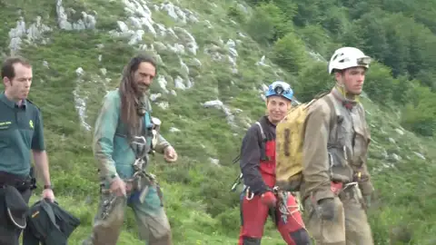 Rescatan vivos e ilesos a los dos espeleólogos que habían desaparecido en una cueva de Cantabria