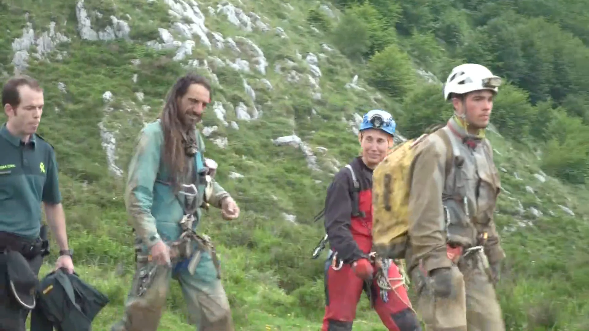 Rescatan vivos e ilesos a los dos espeleólogos que habían desaparecido en una cueva de Cantabria Rescatan vivos e ilesos a los dos espeleólogos que habían desaparecido en una cueva de Cantabria