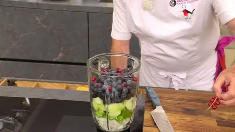 Vierte el agua del remojo del pan y tritura bien Vierte el agua del remojo del pan y tritura bien