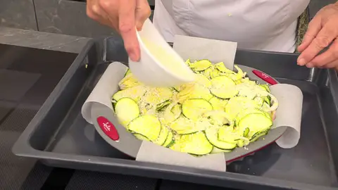 Espolvorea las hortalizas con 10 g de harina de maíz y el queso parmesano Espolvorea las hortalizas con 10 g de harina de maíz y el queso parmesano