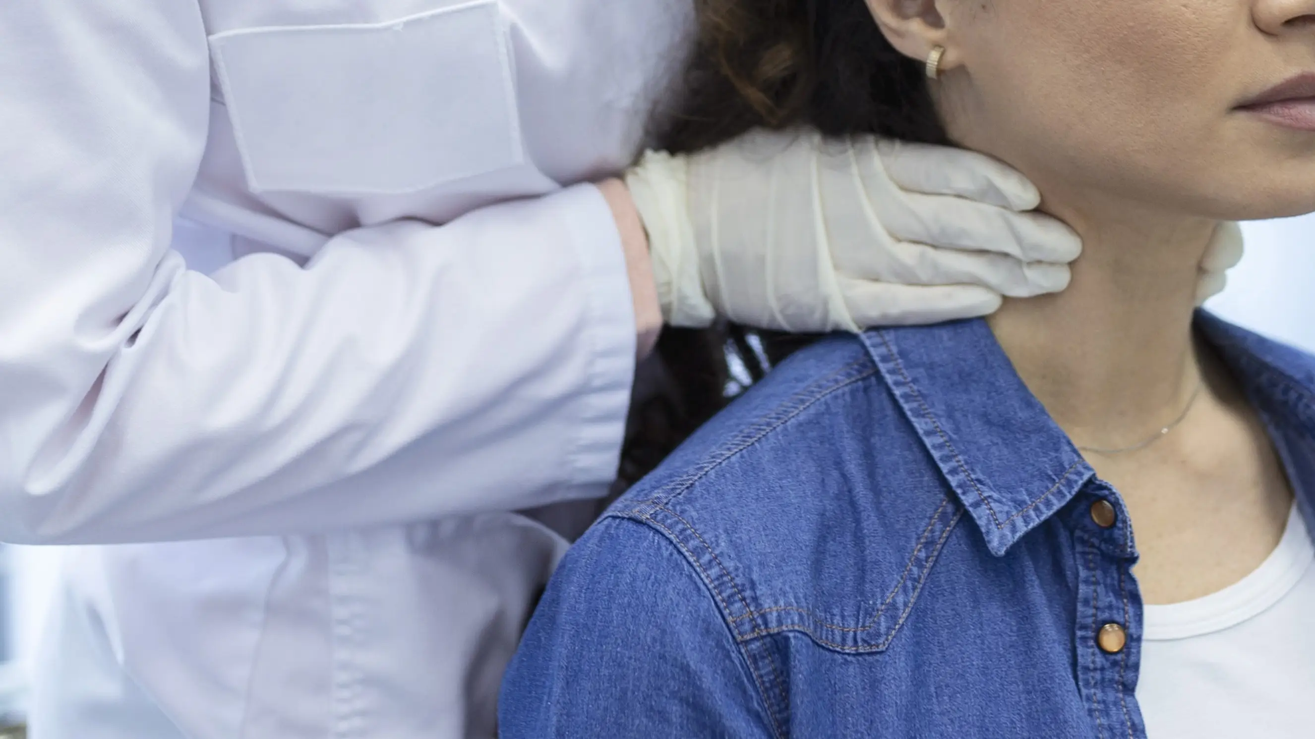 Doctor inspeccionado la garganta