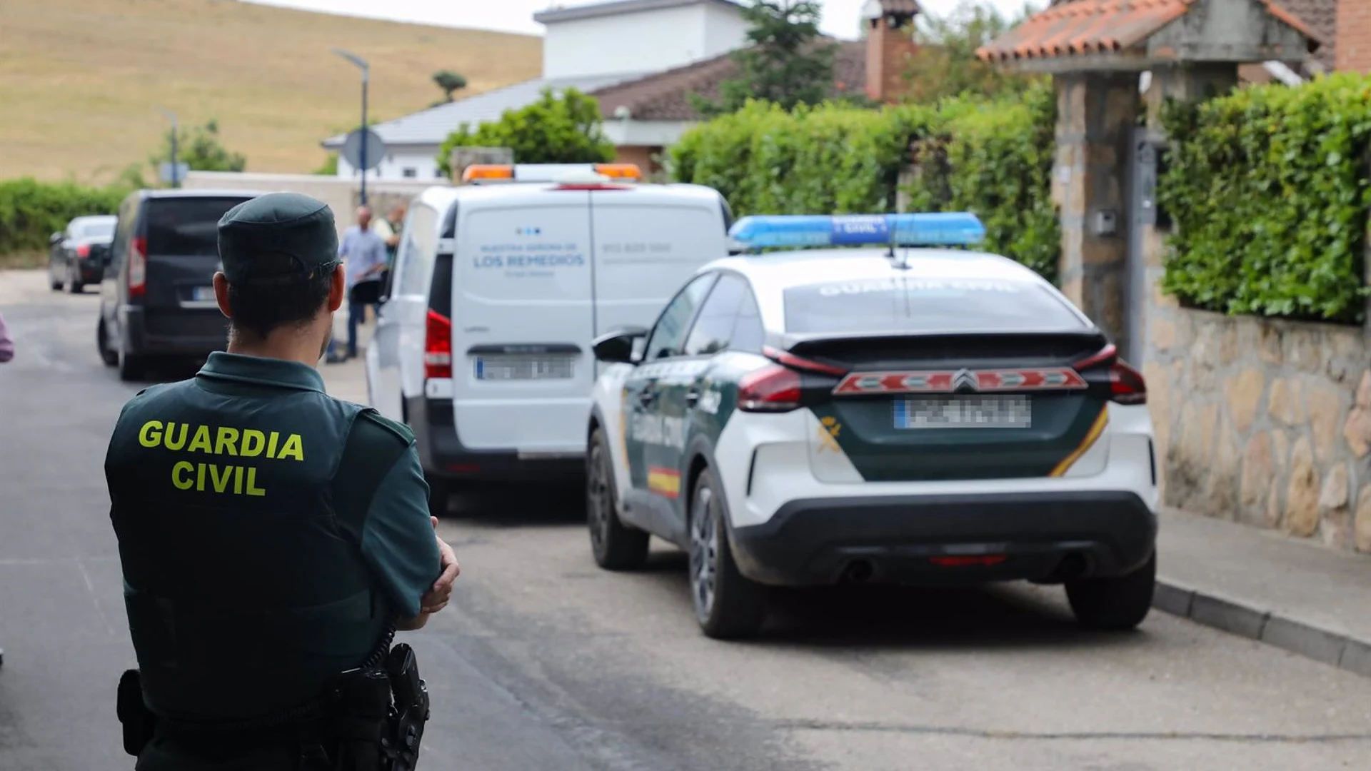 Un agente a las afueras del lugar donde se cometió el crimen, en Soto del Real. Un agente a las afueras del lugar donde se cometió el crimen, en Soto del Real.