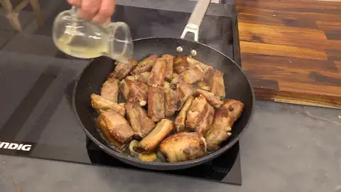 Retira la grasa de la sartén, vierte el txakoli Retira la grasa de la sartén, vierte el txakoli