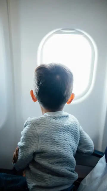 Niño en un avión Niño en un avión