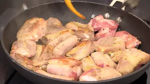 Introduce las costillas y dóralas a fuego medio- alto Introduce las costillas y dóralas a fuego medio- alto
