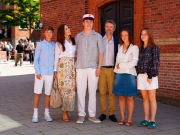 Mary y Federico de Dinamarca junto a sus hijos en el último día de colegio del príncipe Christian