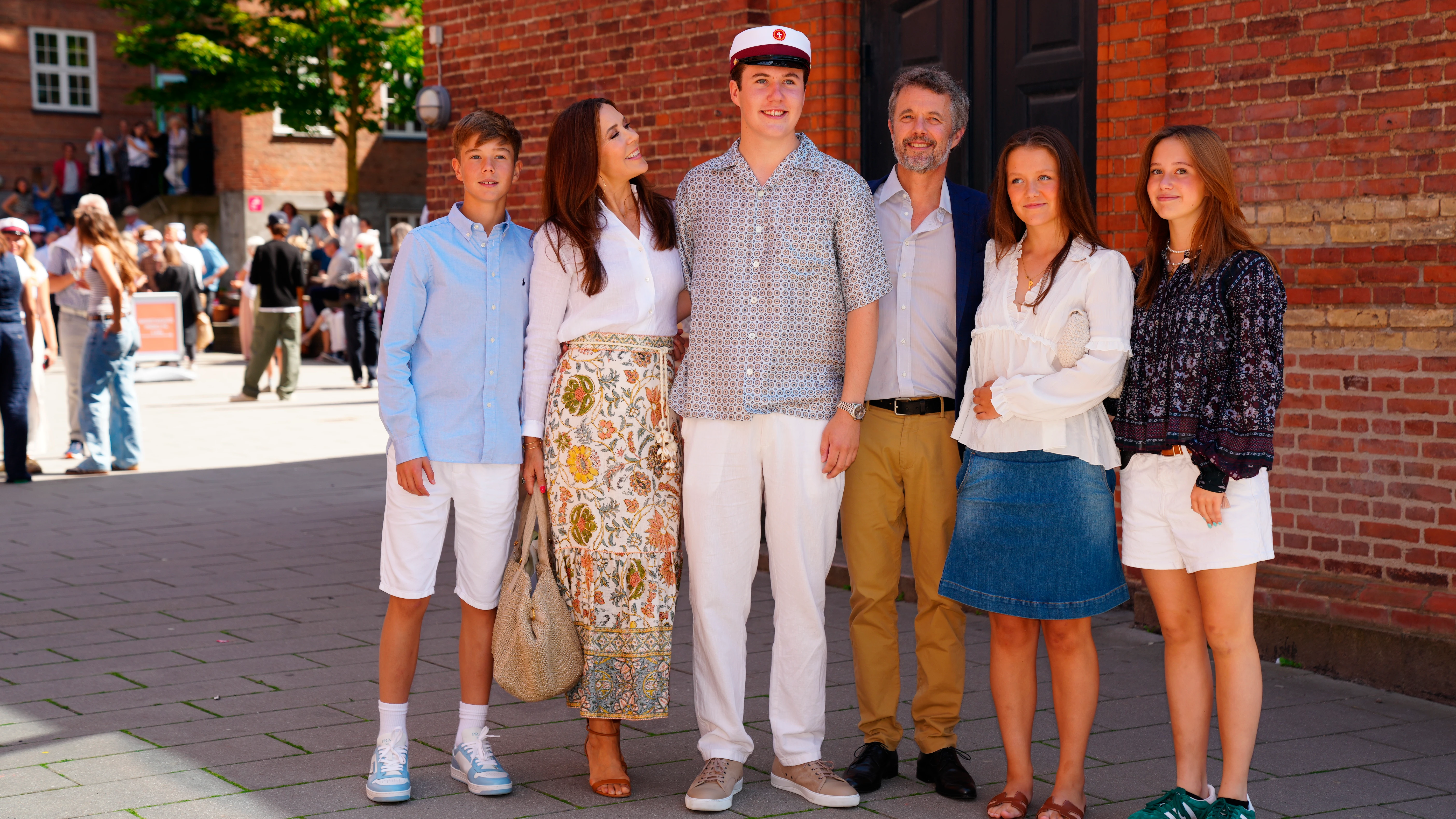 Mary y Federico de Dinamarca junto a sus hijos en el último día de colegio del príncipe Christian Mary y Federico de Dinamarca junto a sus hijos en el último día de colegio del príncipe Christian