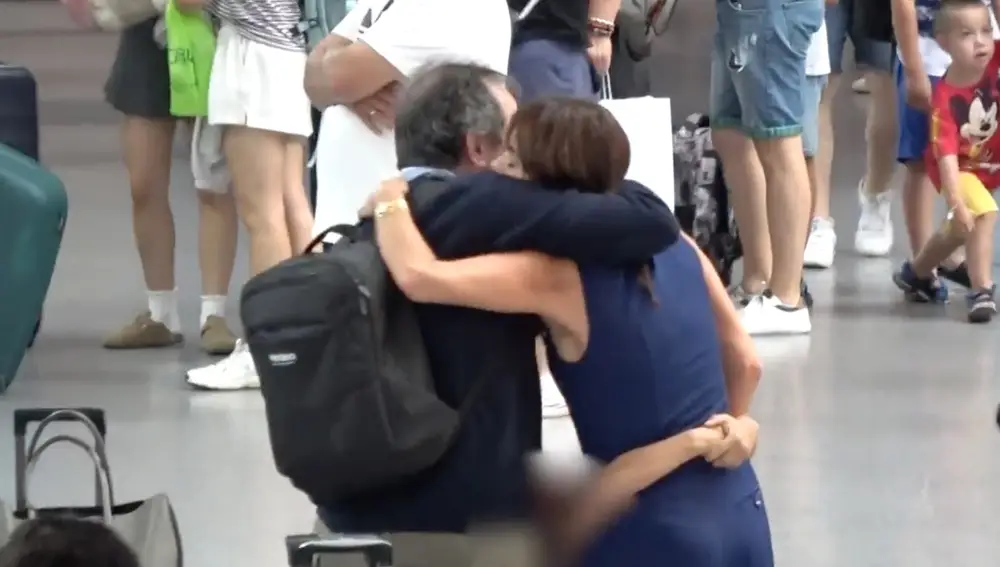 María José Suárez y su ex, Jordi Nieto, dándose un abrazo