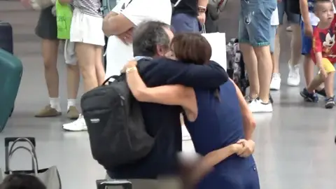 María José Suárez y su ex, Jordi Nieto, dándose un abrazo María José Suárez y su ex, Jordi Nieto, dándose un abrazo