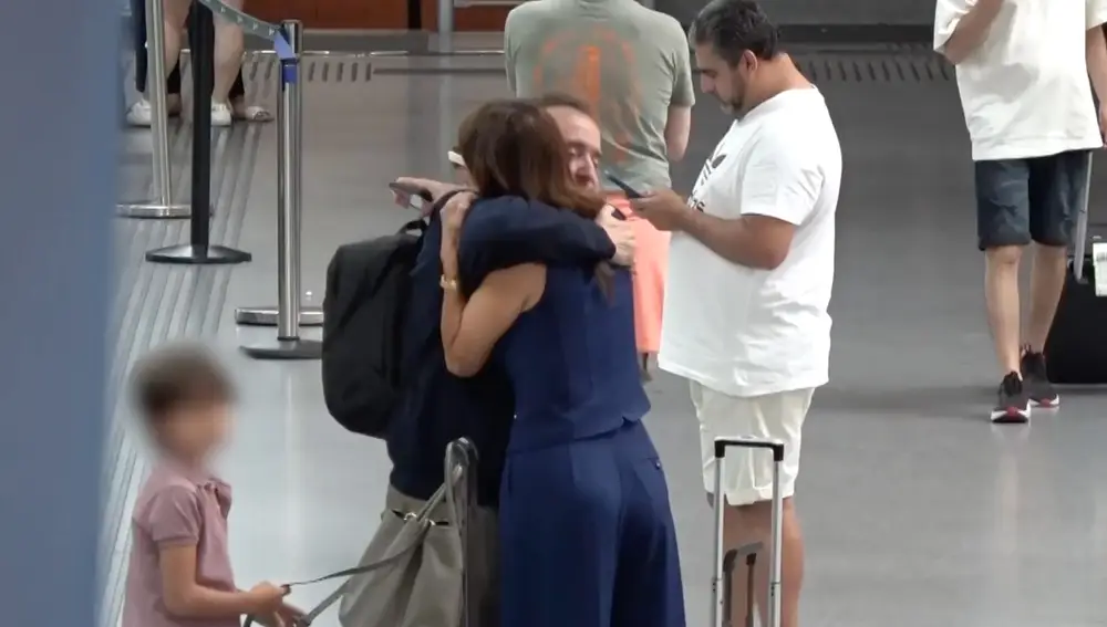 María José Suárez y su ex, Jordi Nieto, dándose un abrazo