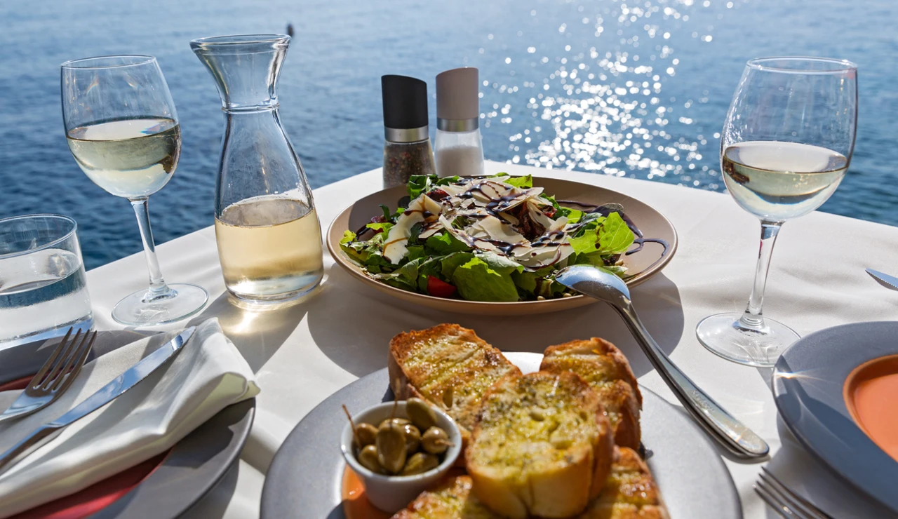 Una ensalada y un aperitivo típico de la dieta mediterránea, frente al mar