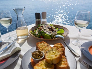 Una ensalada y un aperitivo típico de la dieta mediterránea, frente al mar