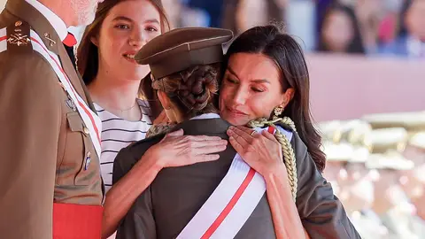 La reina Letizia dándole un abrazo a la princesa Leonor La reina Letizia dándole un abrazo a la princesa Leonor
