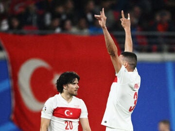 Merih Demiral celebra uno de sus goles contra Austria