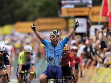 Mark Cavendish celebra su histórica victoria en Saint Vulbas