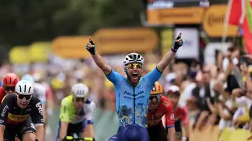 Mark Cavendish celebra su histórica victoria en Saint Vulbas