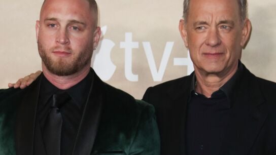 Tom Hanks junto a su hijo Chet Hanks