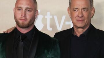 Tom Hanks junto a su hijo Chet Hanks