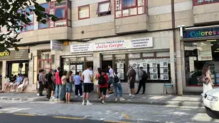 Varios jóvenes a las puertas de una de las inmobiliarias de Santiago de Compostela a la espera de encontrar piso