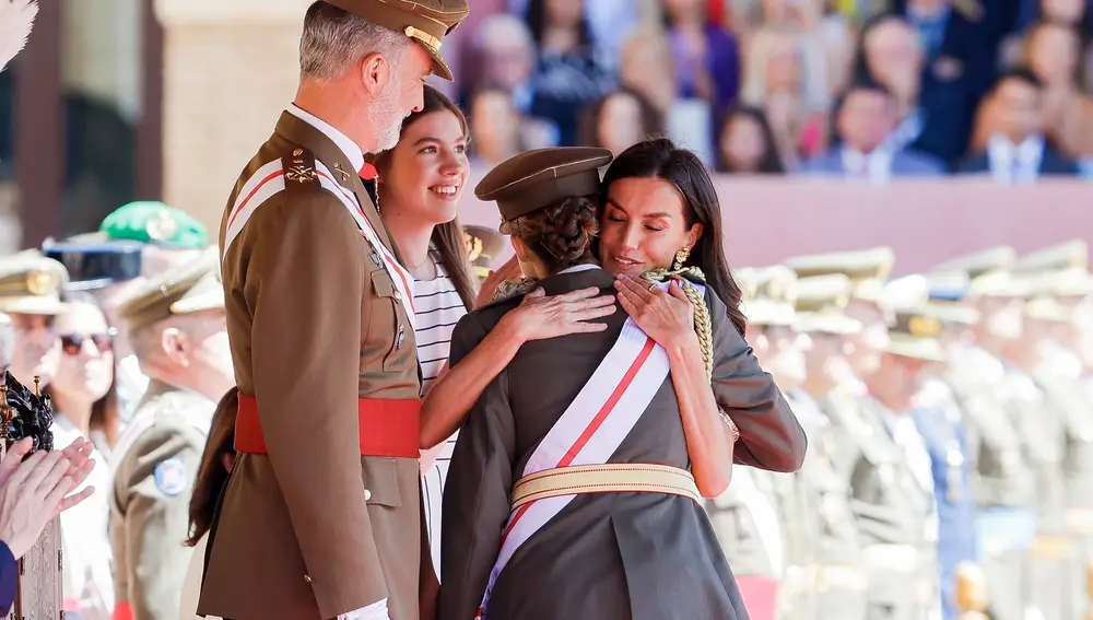 El abrazo de la reina Letizia y la princesa Leonor