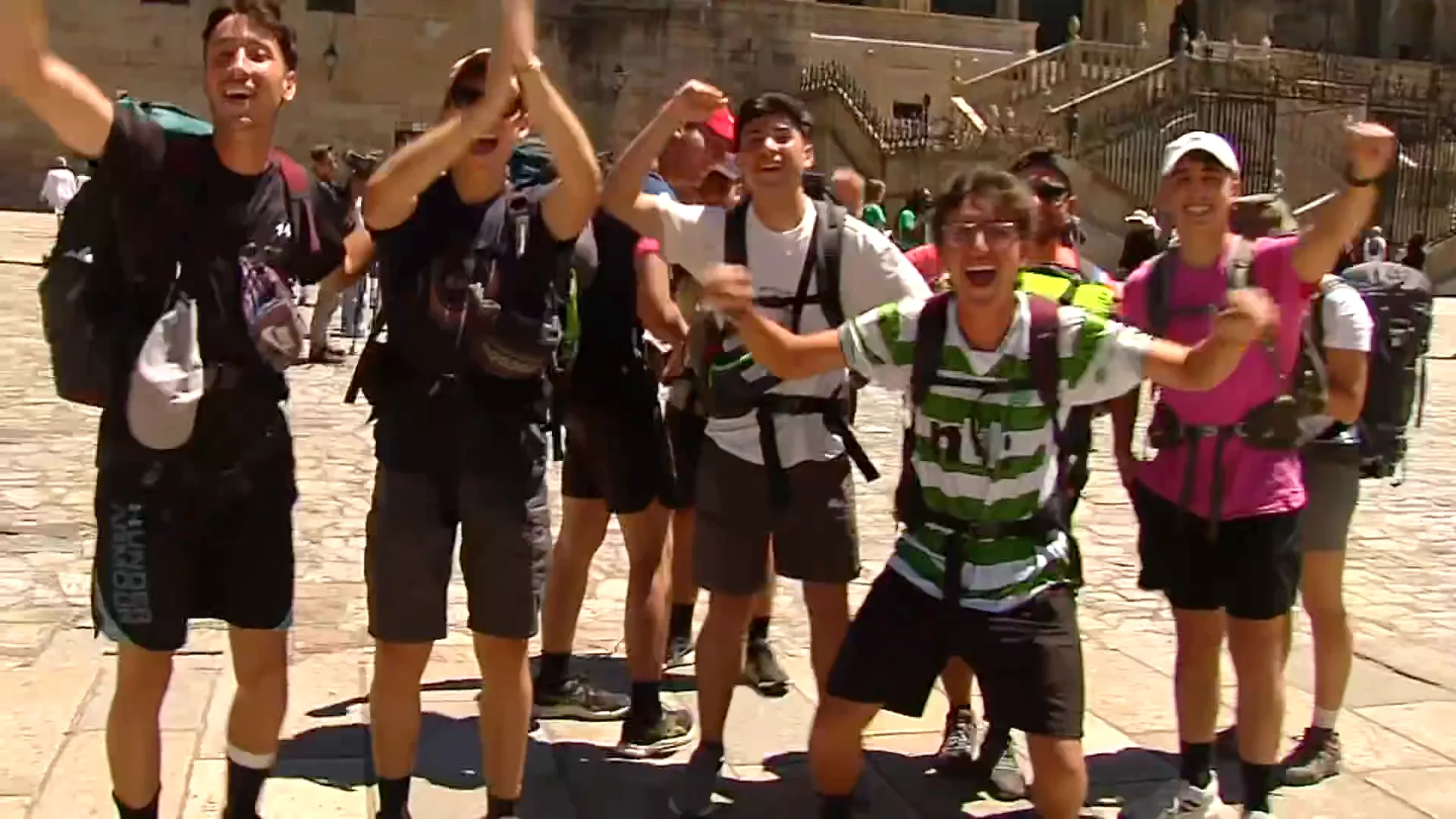 Los vecinos de Santiago de Compostela, cansados de los peregrinos que llegan cada día y colapsan la ciudad Los vecinos de Santiago de Compostela, cansados de los peregrinos que llegan cada día y colapsan la ciudad