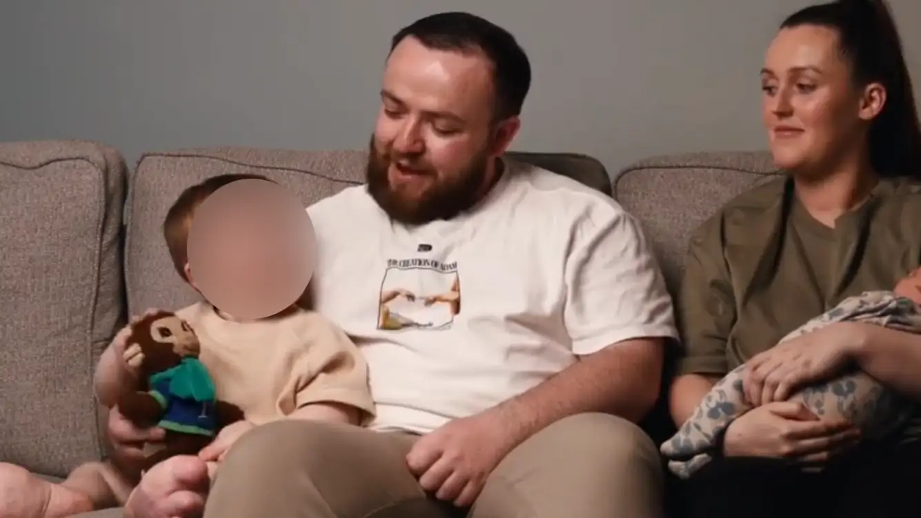 Imagen del pequeño con sus padres Imagen del pequeño con sus padres