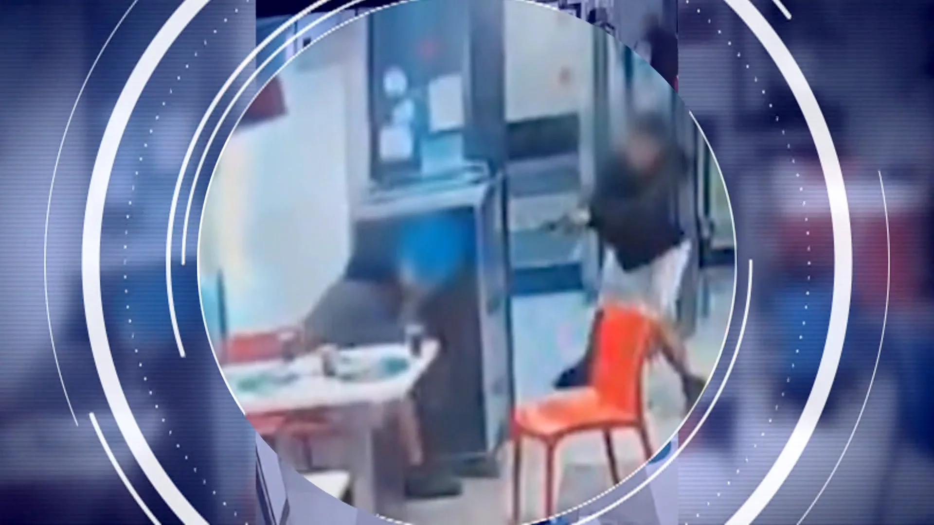 Huye tras disparar contra tres jóvenes en una pizzería de Madrid: "Podía haber hecho una masacre" Huye tras disparar contra tres jóvenes en una pizzería de Madrid: "Podía haber hecho una masacre"