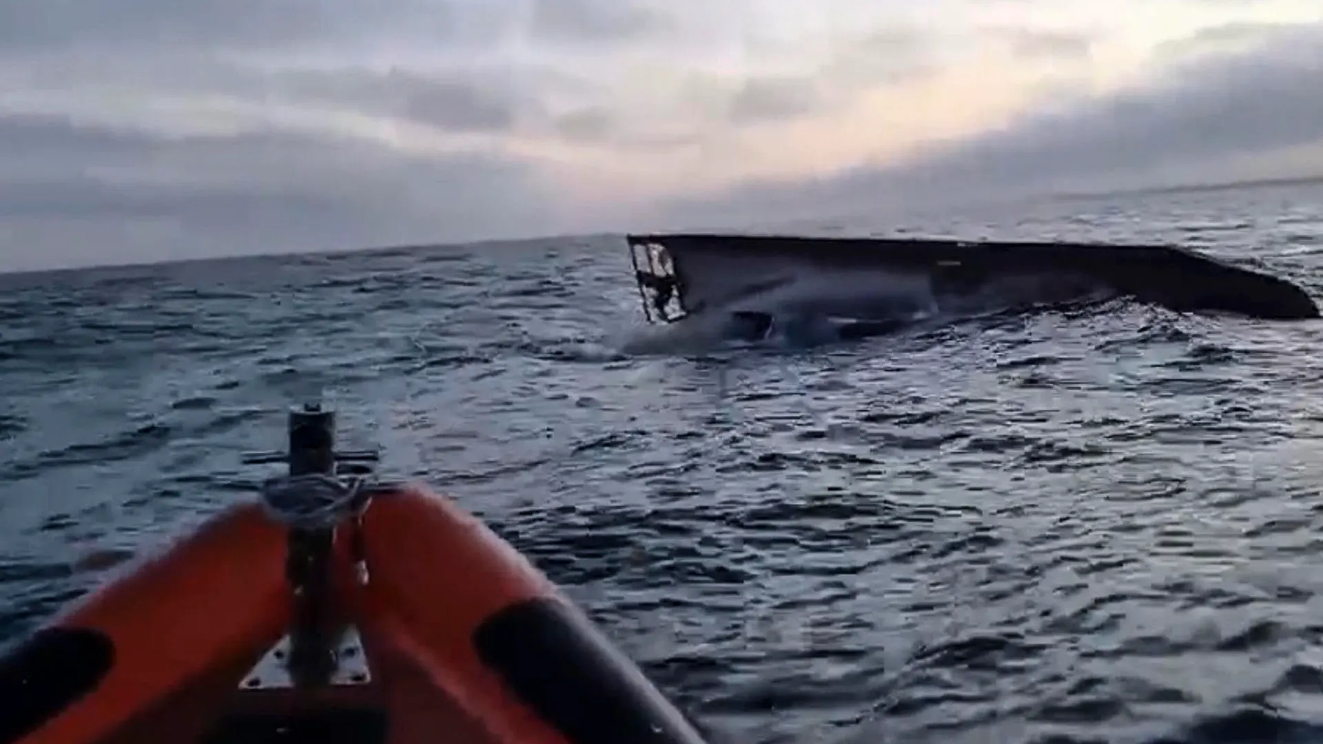 La embarcaci&oacute;n ha volcado frente a la costa de Portugal