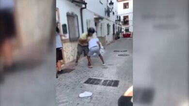 Golpean brutalmente a un menor de 15 años por pegar al timbre y salir corriendo: 