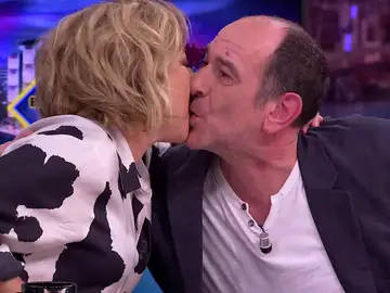 El beso de Carmen Machi y Karra Errejalde El beso de Carmen Machi y Karra Errejalde