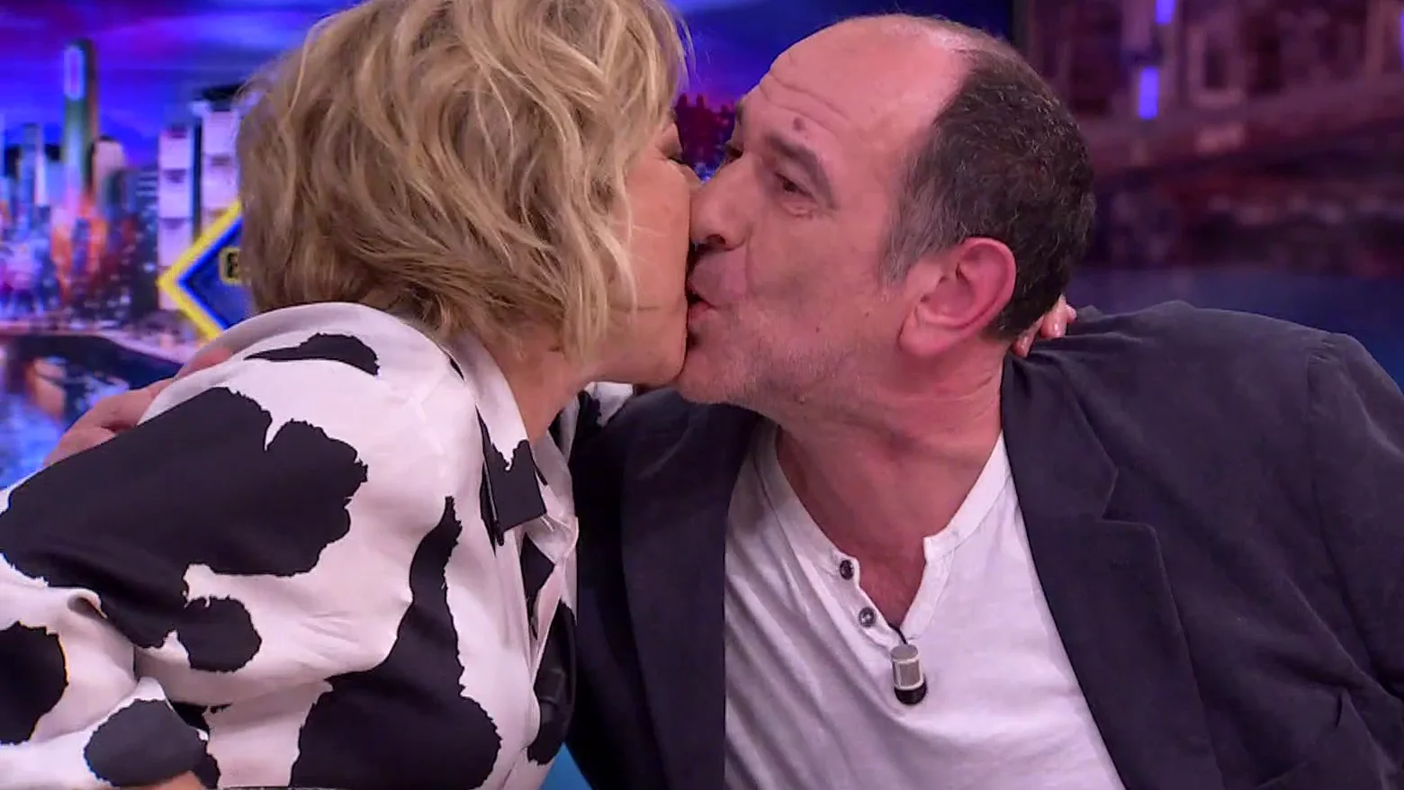 El beso de Carmen Machi y Karra Errejalde