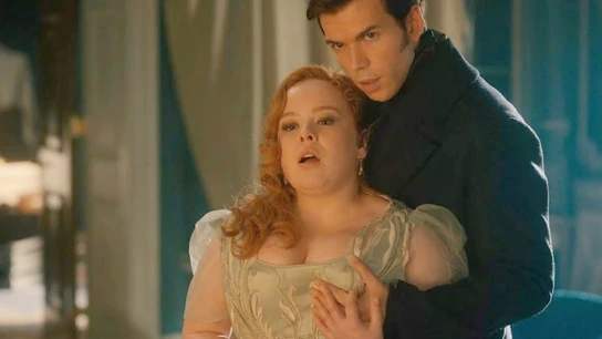 Nicola Coughlan y Luke Newton en la primera relación sexual de Penelope y Colin en Los Bridgerton Nicola Coughlan y Luke Newton en la primera relación sexual de Penelope y Colin en Los Bridgerton