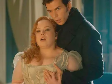 Nicola Coughlan y Luke Newton en la primera relación sexual de Penelope y Colin en Los Bridgerton Nicola Coughlan y Luke Newton en la primera relación sexual de Penelope y Colin en Los Bridgerton