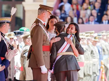 El abrazo de la reina Letizia y la princesa Leonor El abrazo de la reina Letizia y la princesa Leonor