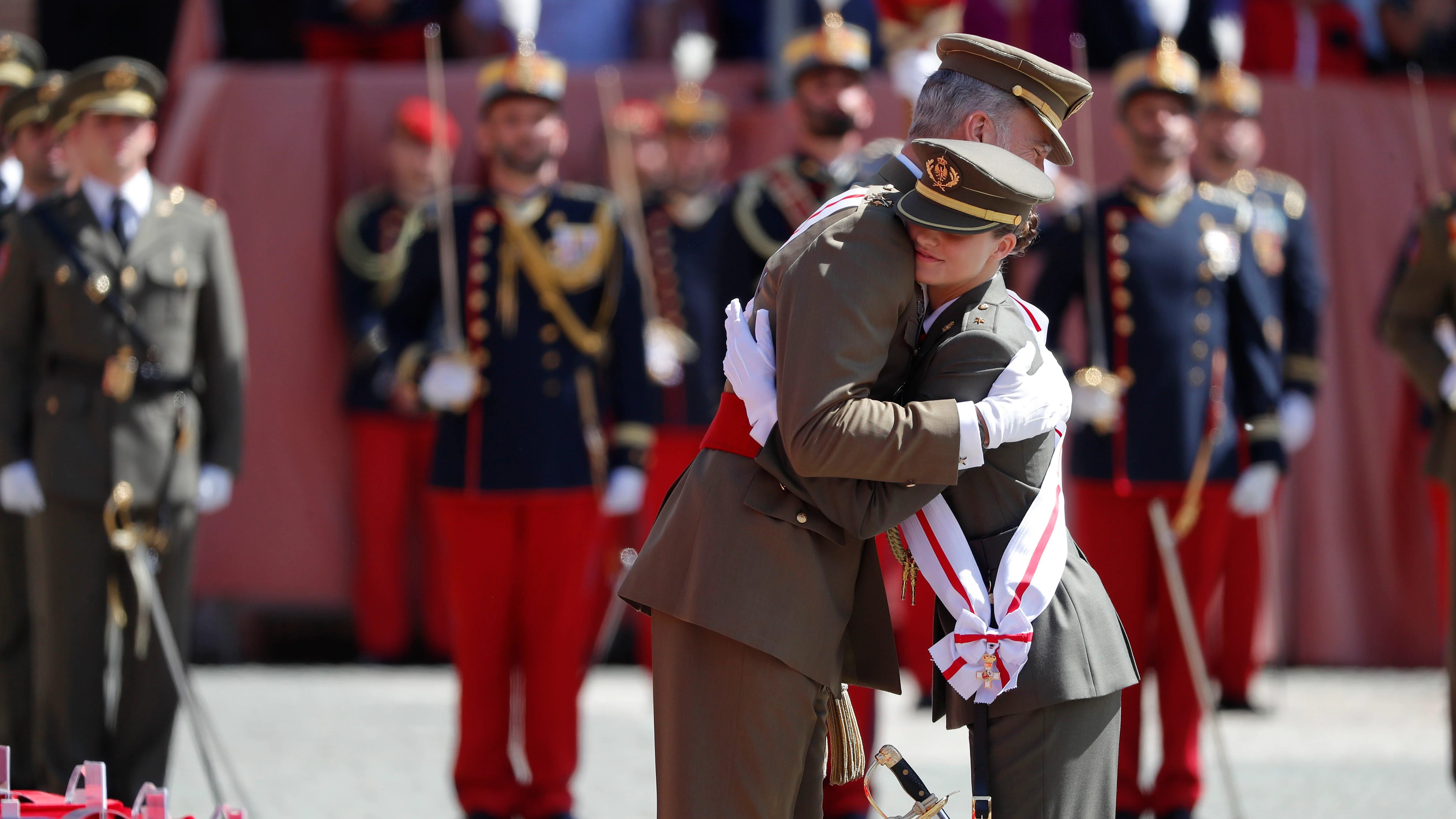 El rey Felipe VI y la princesa Leonor tras la condecoraci&oacute;n de la primog&eacute;nita impuesta por su padre