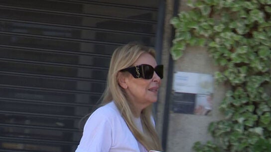 Ana Obreg&oacute;n paseando con su nieta