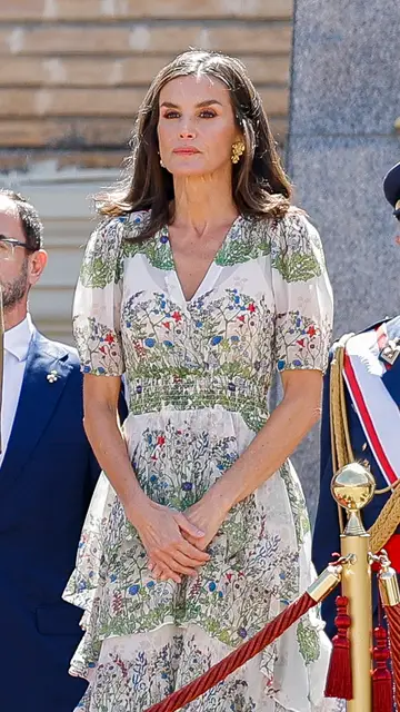 La reina Letizia con un vestido veraniego La reina Letizia con un vestido veraniego