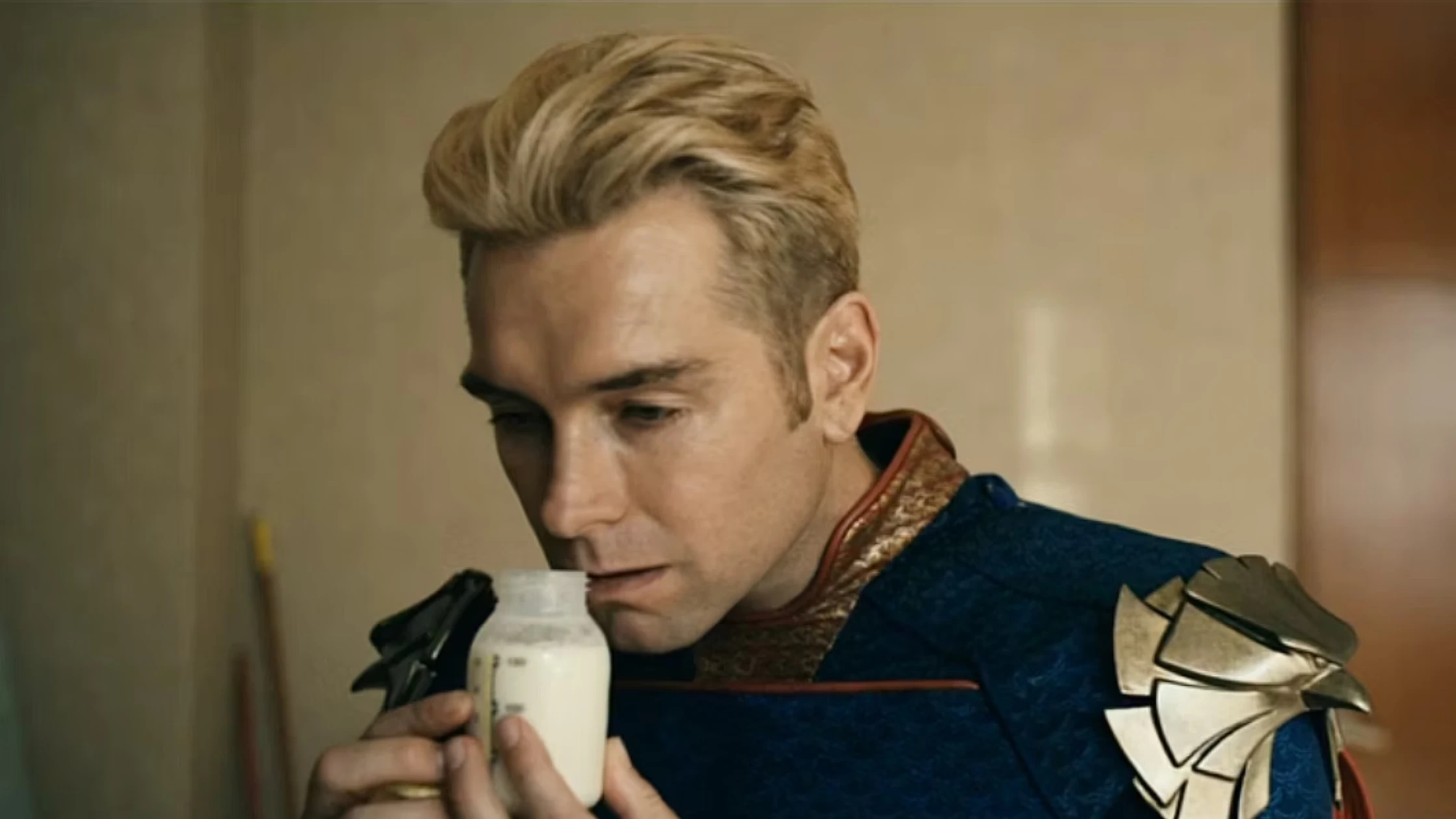 Antony Starr como Homelander y su obsesión por la leche en The Boys Antony Starr como Homelander y su obsesión por la leche en The Boys