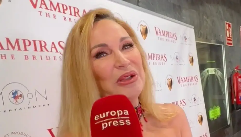Marlene Mourreau atendiendo a los micrófonos de Europa Press
