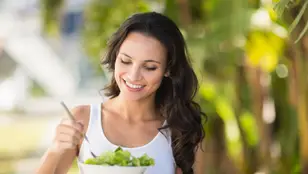 Mujer comiendo ensalada