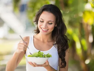 Mujer comiendo ensalada Mujer comiendo ensalada