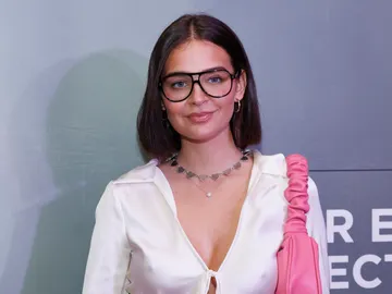 Laura Escanes posando para los medios Laura Escanes posando para los medios