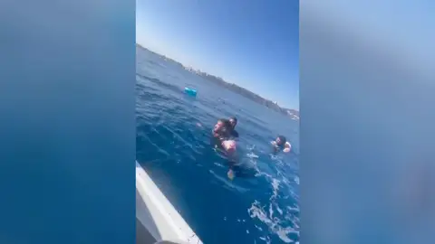 Migrantes tratando de cruzar hacia Ceuta con flotadores
