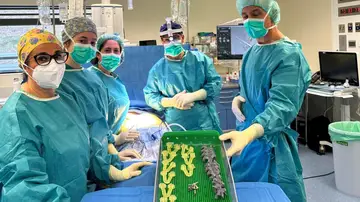 El Hospital de Vigo utiliza una técnica pionera para operar la escoliosis