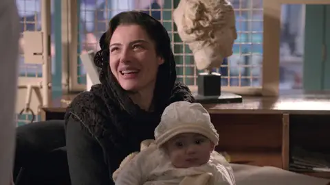 La suerte por fin sonríe a Carmela: ¡se reencuentra con su hija María y conoce a su nieto!