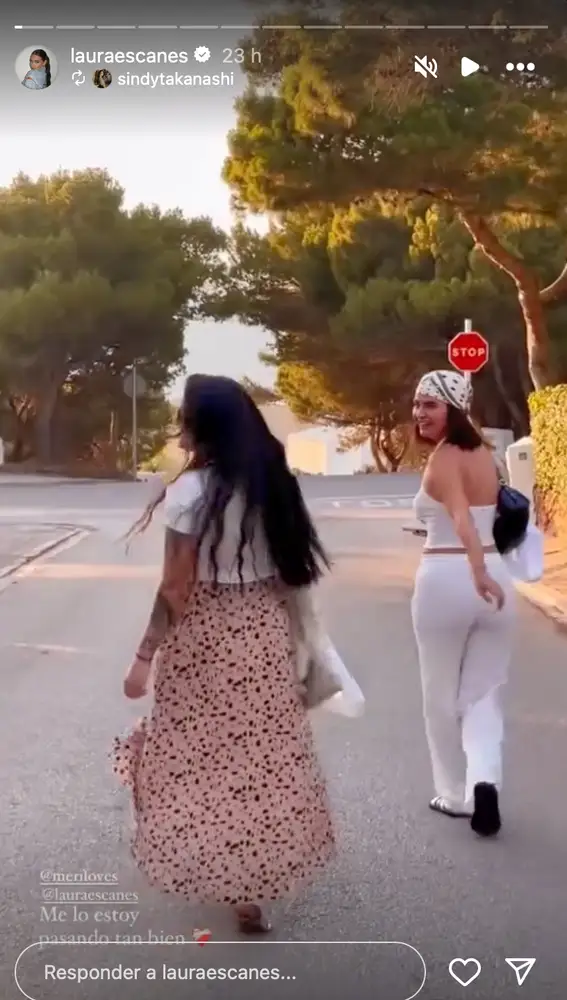 Laura Escanes paseando por la carretera con su amiga y disfrutando del atardecer