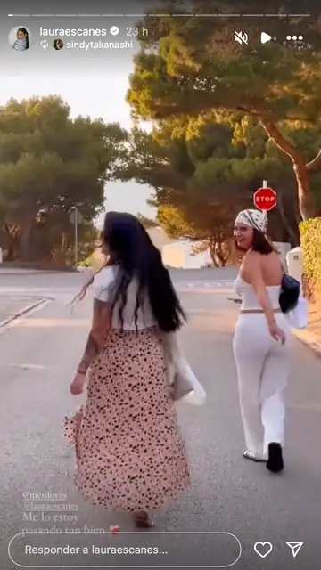 Laura Escanes paseando por la carretera con su amiga y disfrutando del atardecer Laura Escanes paseando por la carretera con su amiga y disfrutando del atardecer