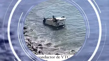 Cae un vehículo acaba en el mar tras chocar con otro en Benalmádena: "Habría muerto de no ser por el buceador"
