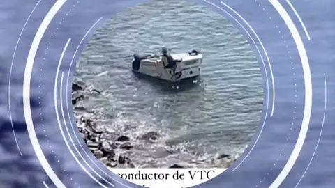 Cae un vehículo acaba en el mar tras chocar con otro en Benalmádena: "Habría muerto de no ser por el buceador"