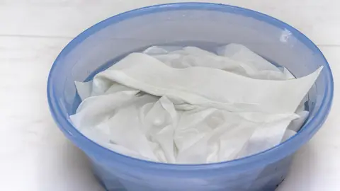 Ropa blanca en remojo Ropa blanca en remojo